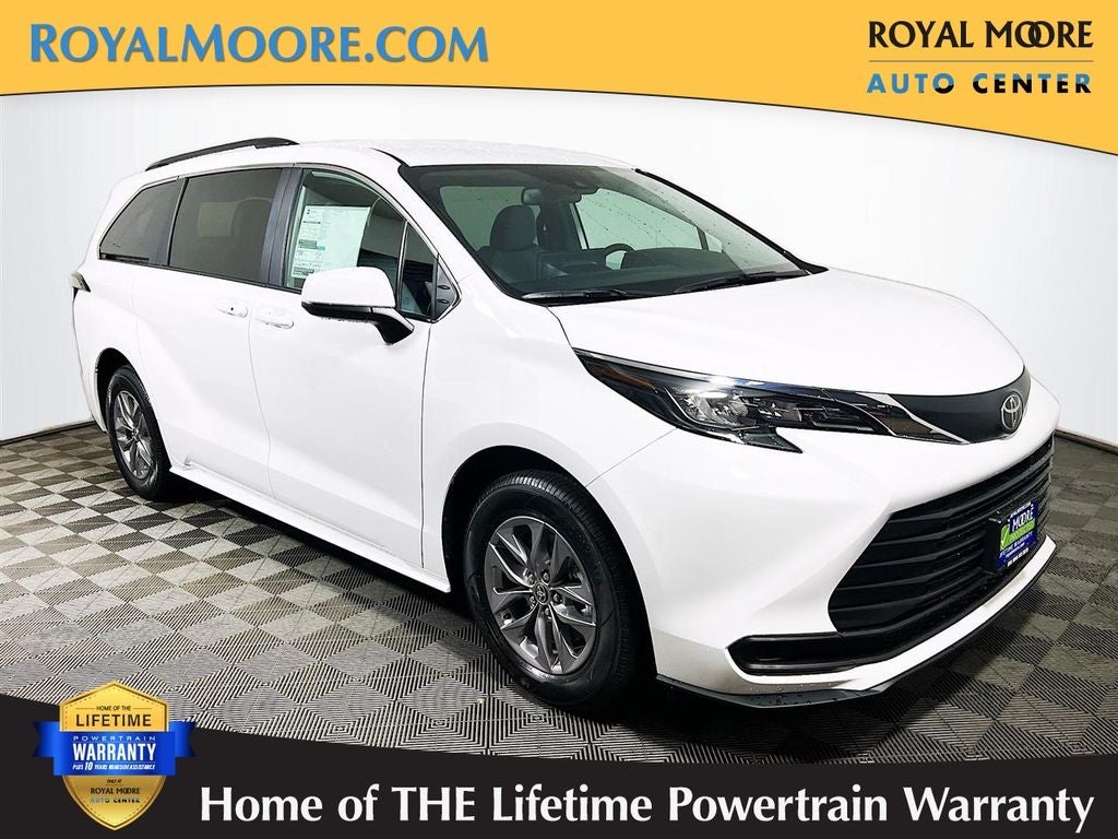 2026 Toyota Sienna LE 8-Passenger Hybrid FWD's photo