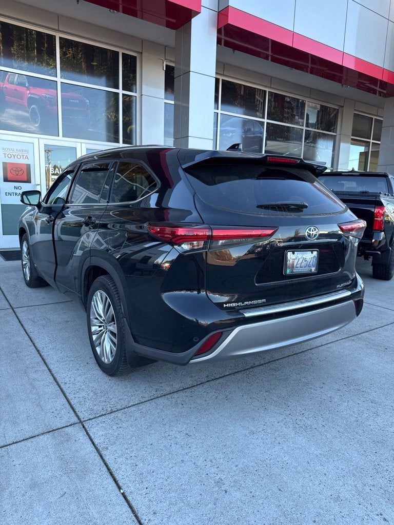 2022 Toyota Highlander Hybrid Platinum