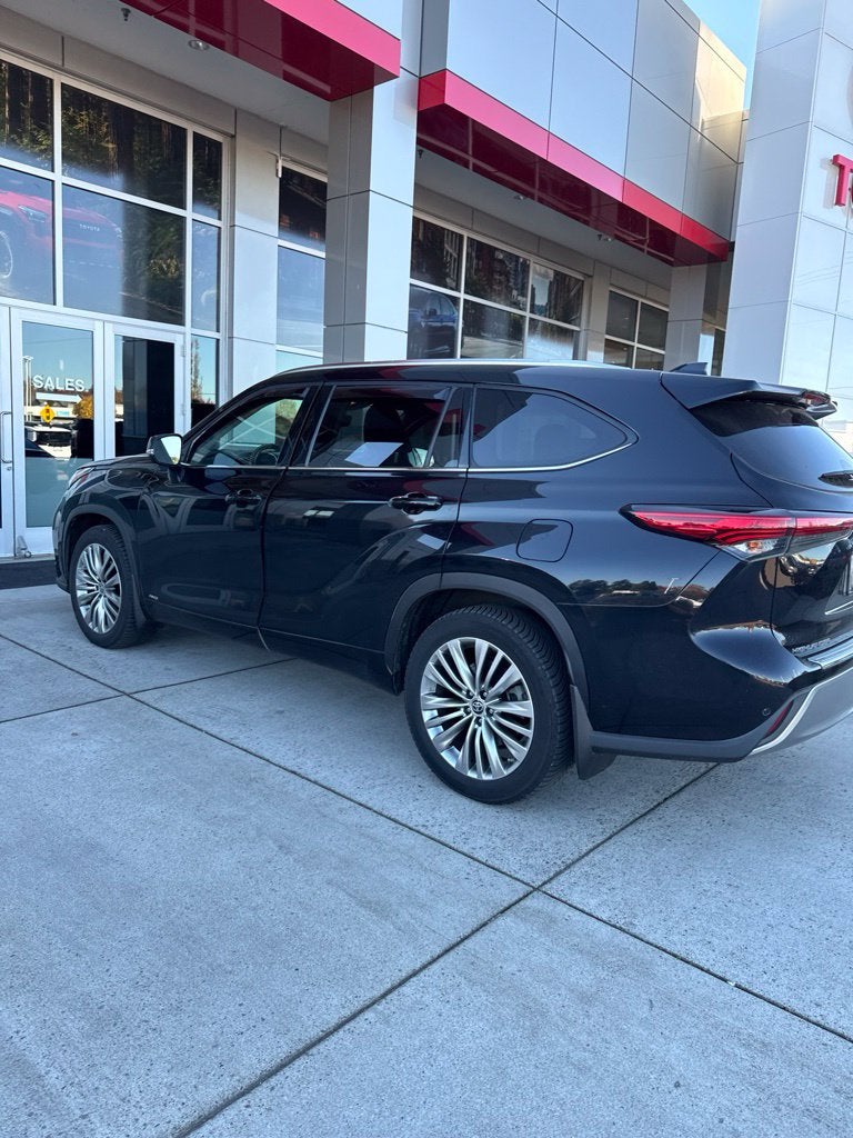2022 Toyota Highlander Hybrid Platinum