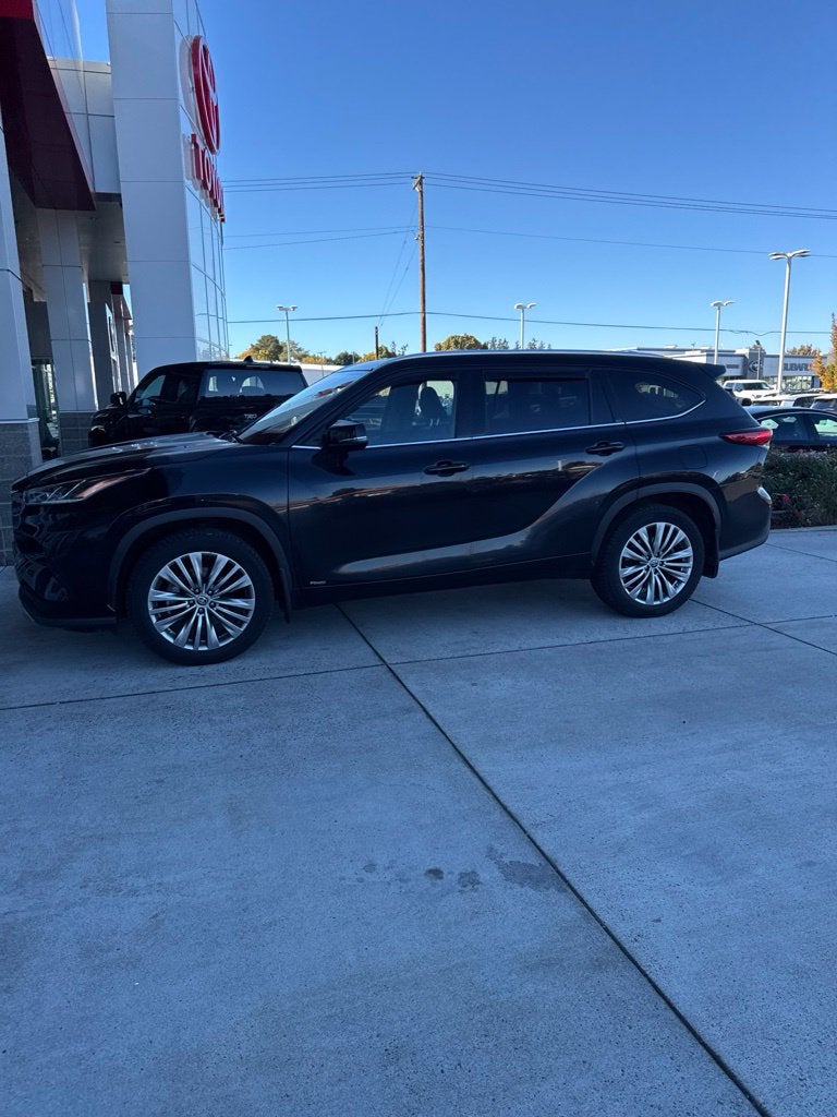 2022 Toyota Highlander Hybrid Platinum