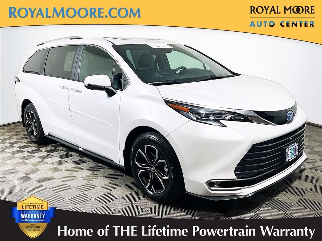 2025 Toyota Sienna Platinum 7-Passenger Hybrid AWD's photo