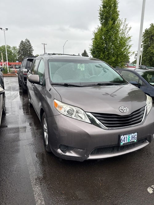 2013 Toyota Sienna LE 8 Passenger
