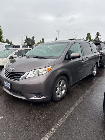 2013 Toyota Sienna LE 8 Passenger
