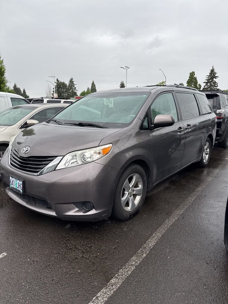 2013 Toyota Sienna LE 8 Passenger
