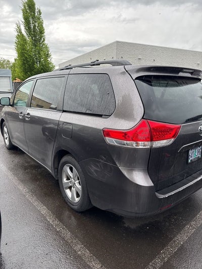 2013 Toyota Sienna LE 8 Passenger