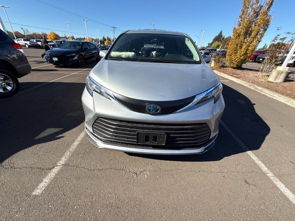 2023 Toyota Sienna LE 8 Passenger