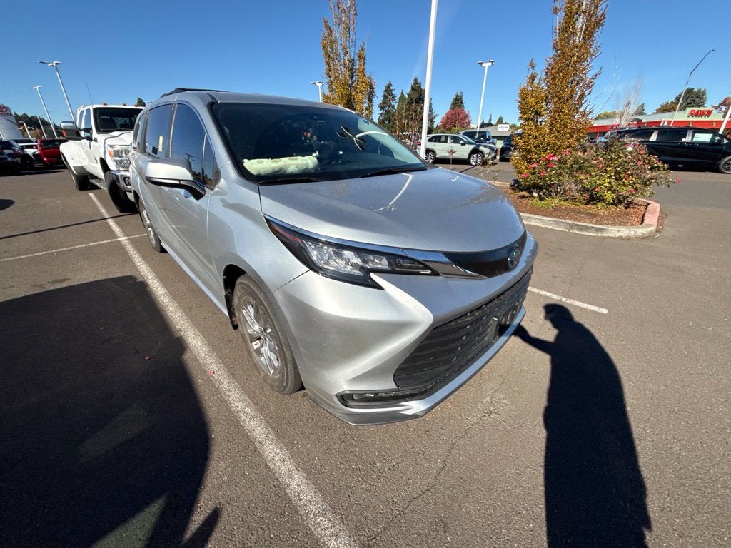 2023 Toyota Sienna LE 8 Passenger