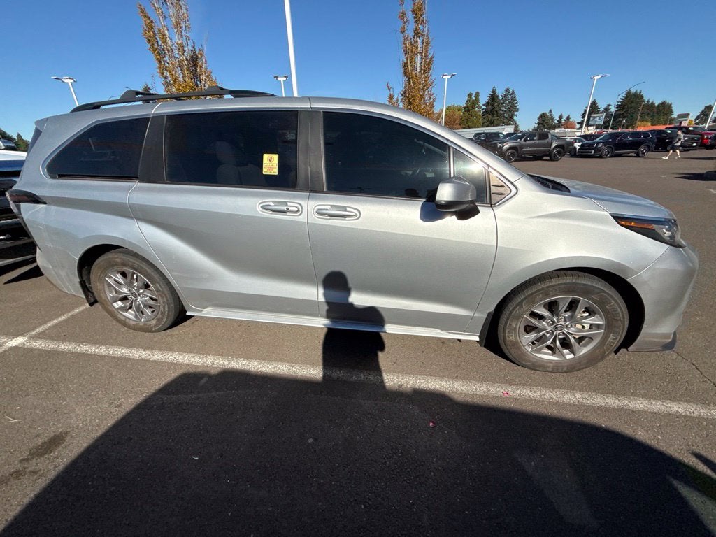 2023 Toyota Sienna LE 8 Passenger