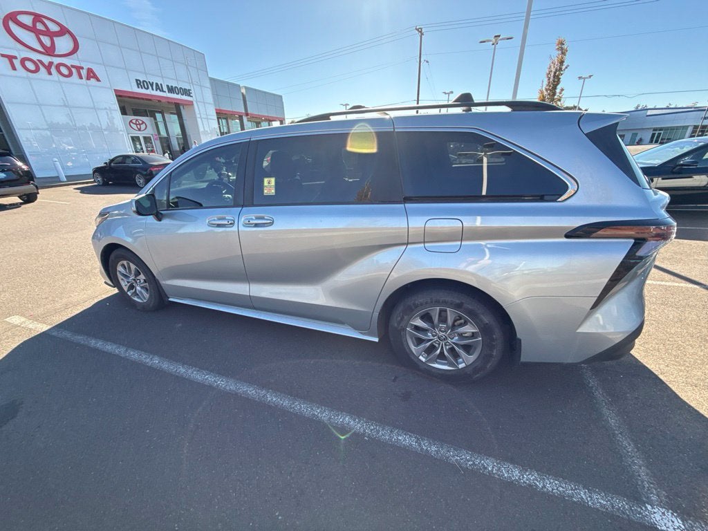 2023 Toyota Sienna LE 8 Passenger
