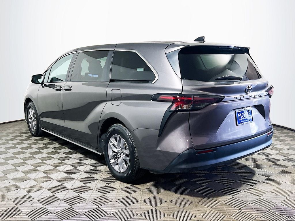 2023 Toyota Sienna LE 8 Passenger