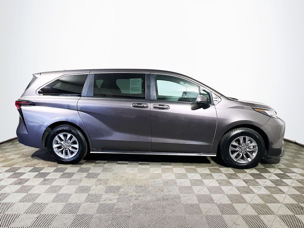 2023 Toyota Sienna LE 8 Passenger