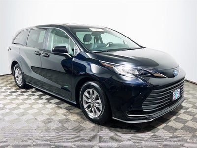 2022 Toyota Sienna LE 8 Passenger