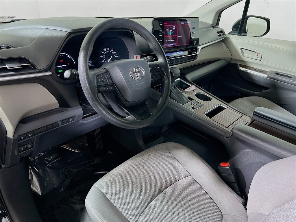 2022 Toyota Sienna LE 8 Passenger