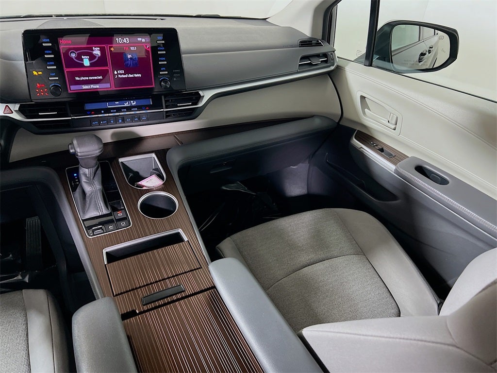 2022 Toyota Sienna LE 8 Passenger