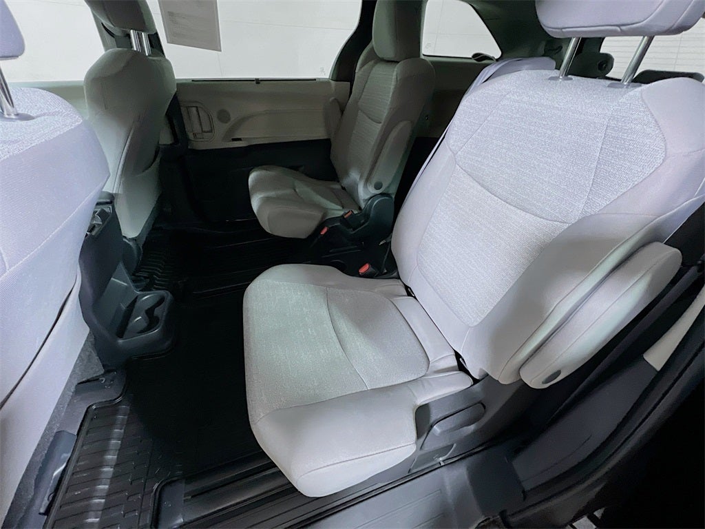 2022 Toyota Sienna LE 8 Passenger