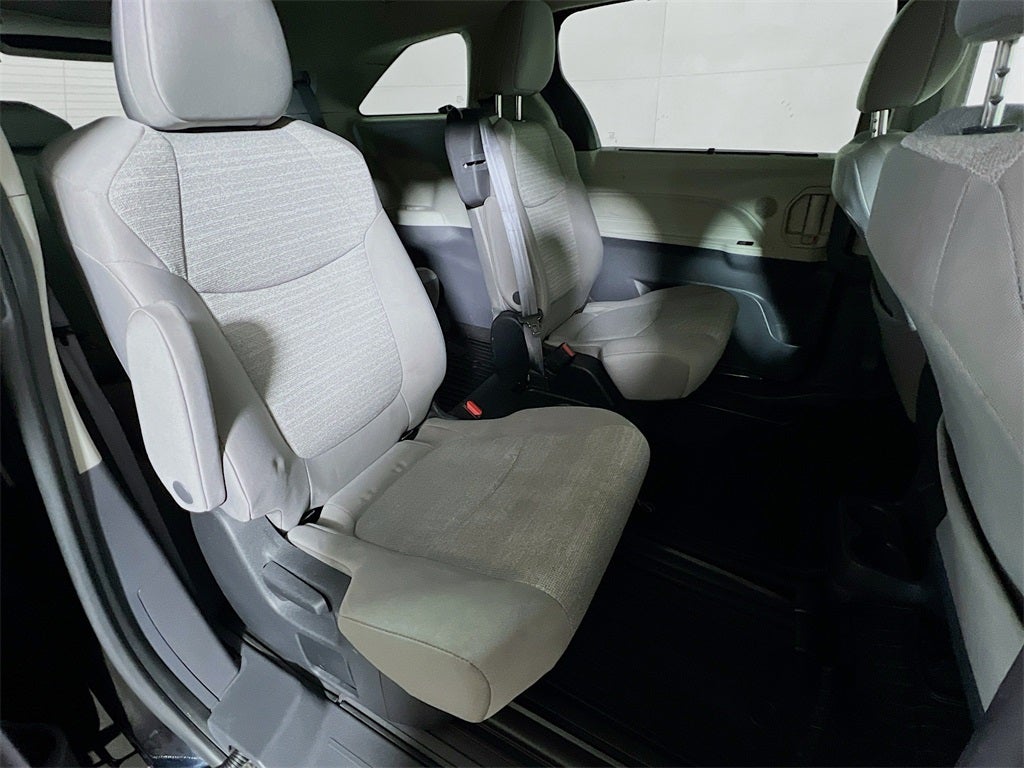 2022 Toyota Sienna LE 8 Passenger
