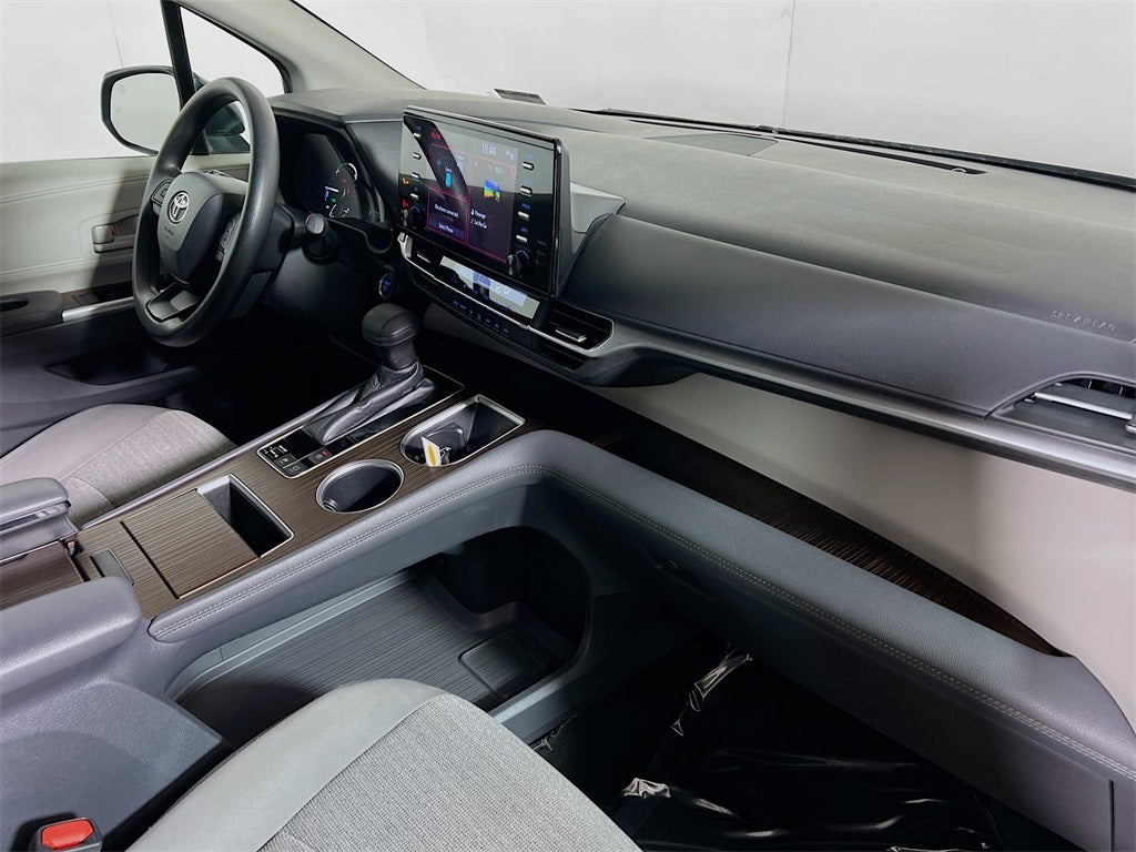 2022 Toyota Sienna LE 8 Passenger