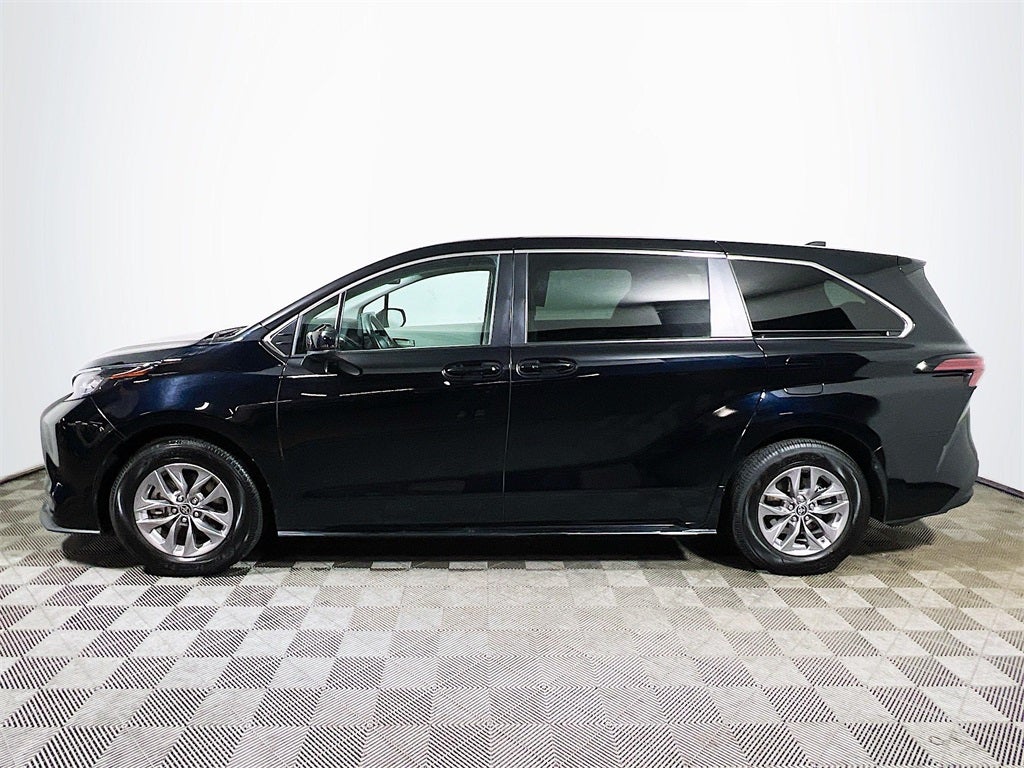 2022 Toyota Sienna LE 8 Passenger