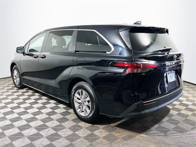 2022 Toyota Sienna LE 8 Passenger