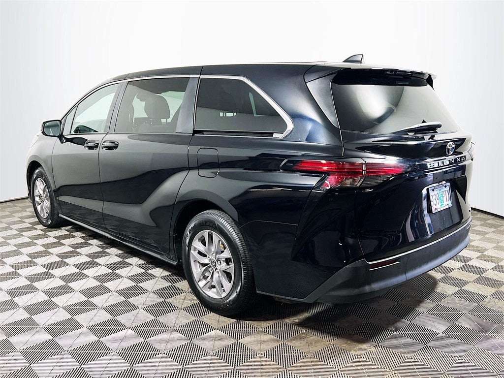 2022 Toyota Sienna LE 8 Passenger