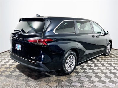 2022 Toyota Sienna LE 8 Passenger
