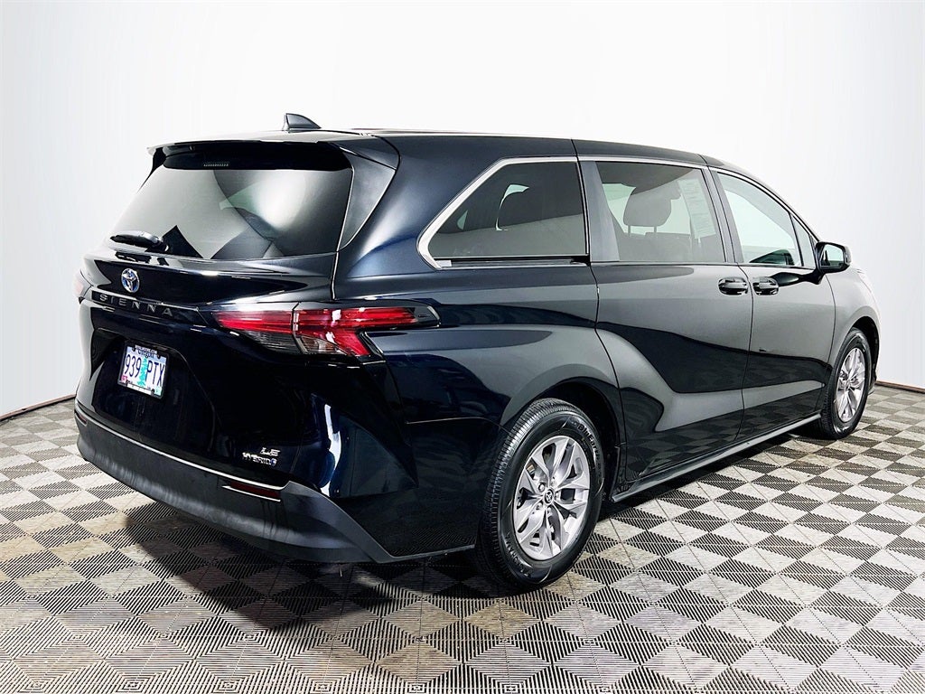 2022 Toyota Sienna LE 8 Passenger