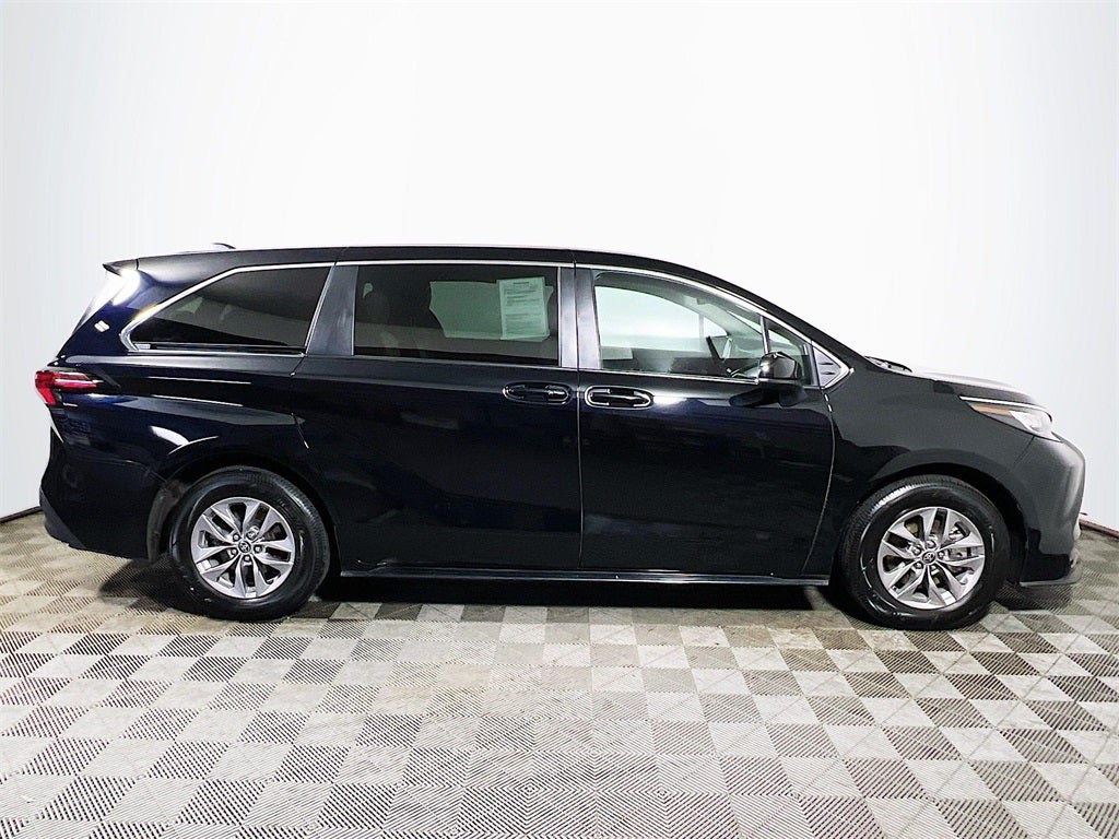 2022 Toyota Sienna LE 8 Passenger