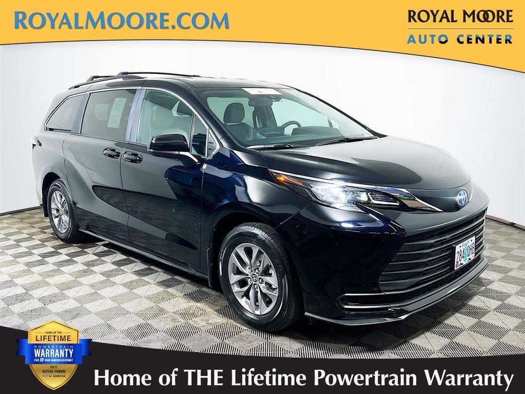 2025 Toyota Sienna LE 8 Passenger