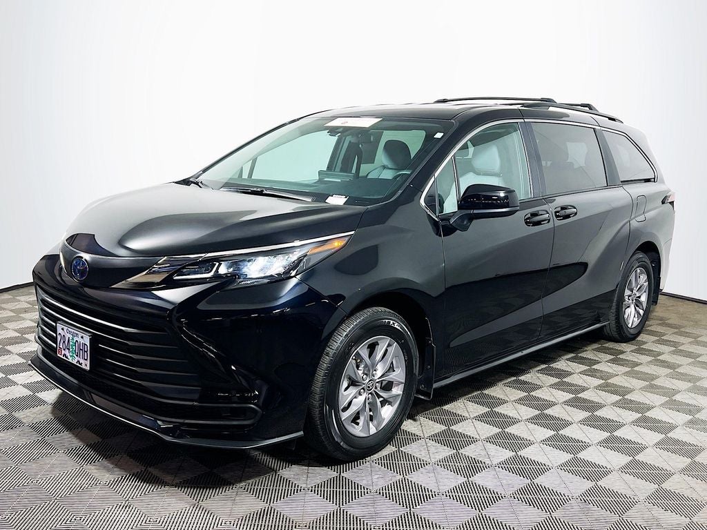 2025 Toyota Sienna LE 8 Passenger