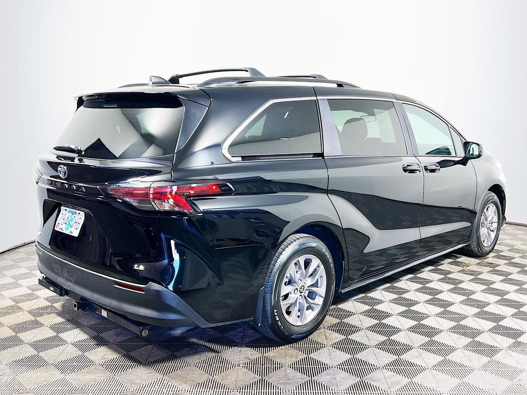 2025 Toyota Sienna LE 8 Passenger
