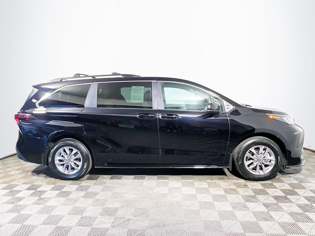 2025 Toyota Sienna LE 8 Passenger