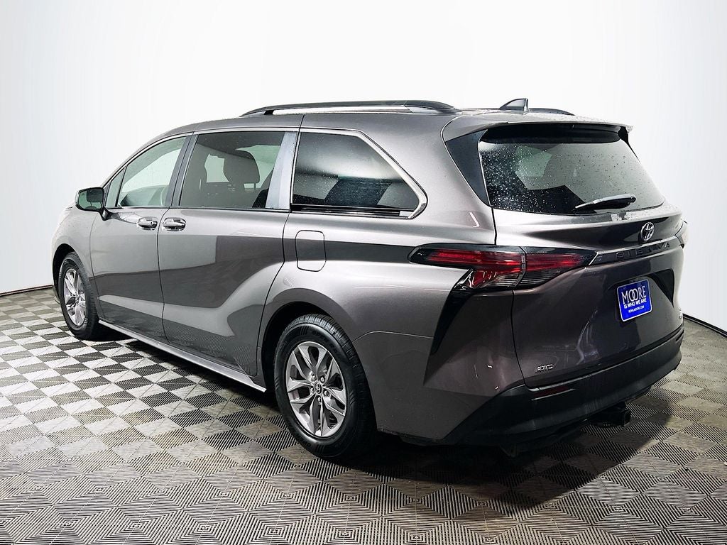 2022 Toyota Sienna LE 8 Passenger