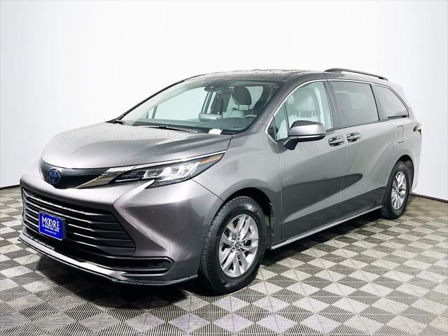 2022 Toyota Sienna LE 8 Passenger