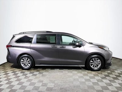 2022 Toyota Sienna LE 8 Passenger
