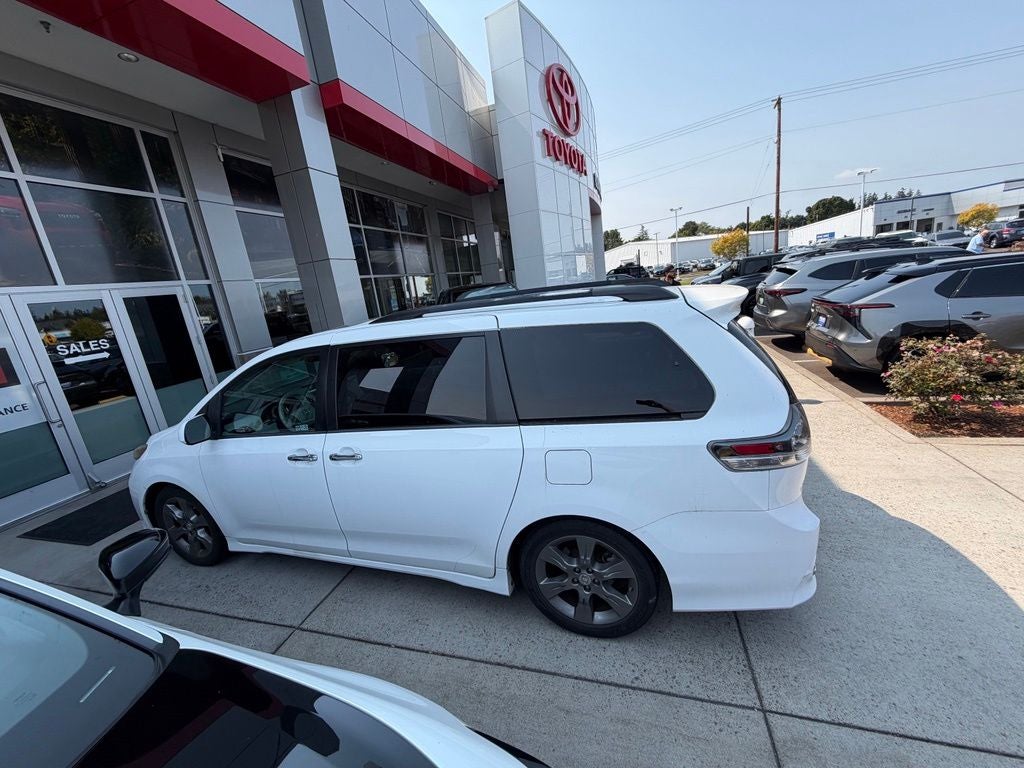 2013 Toyota Sienna SE 8 Passenger