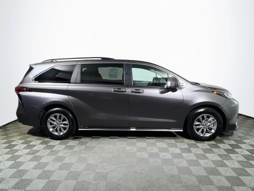 2024 Toyota Sienna XLE 8 Passenger