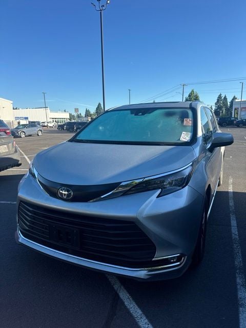 2024 Toyota Sienna XLE 8 Passenger