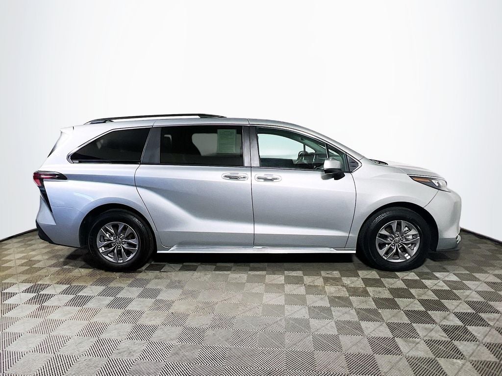 2024 Toyota Sienna XLE - Photo 8